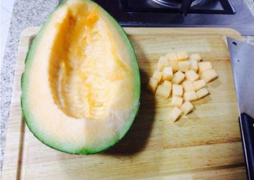 海底捞吃哈密瓜免费嘛现在,哈密瓜免费大放送，吃出夏日清凉！